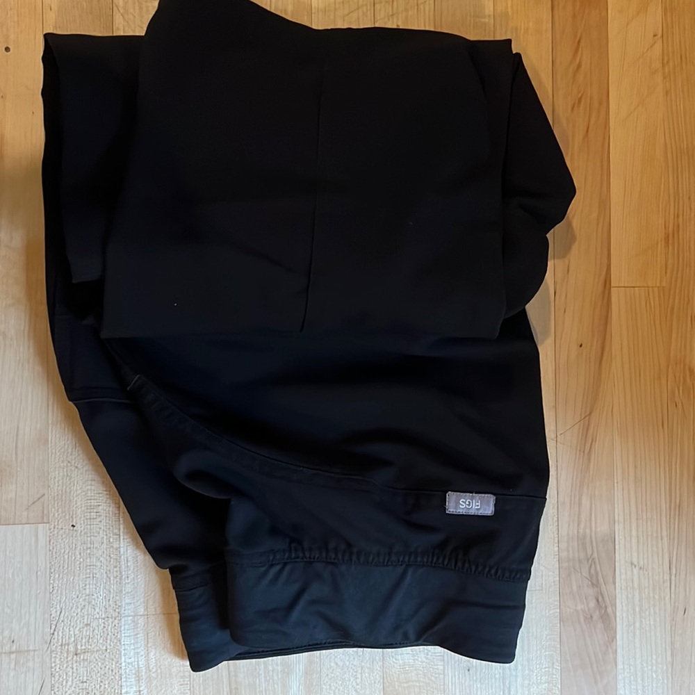 Figs women’s black scrub pants, kade cargo. Rarely worn